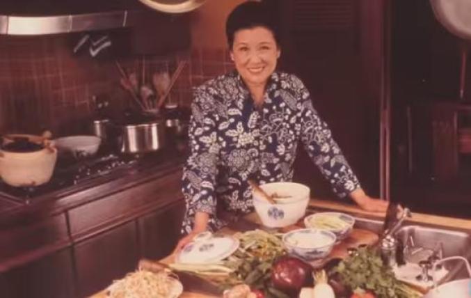 江孙芸在后厨（视频截图自詹姆斯·比尔德基金会短片）
