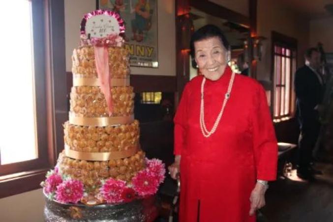 资料图：江孙芸2019年庆祝自己100岁虚岁生日。(美国《世界日报》记者 李晗 摄)