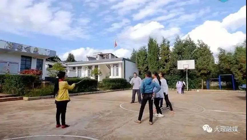 李伟和学生们的课外活动（旧照）
