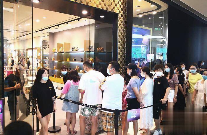 图为游客在三亚国际免税城内排队进店购物。 尹海明 摄 
