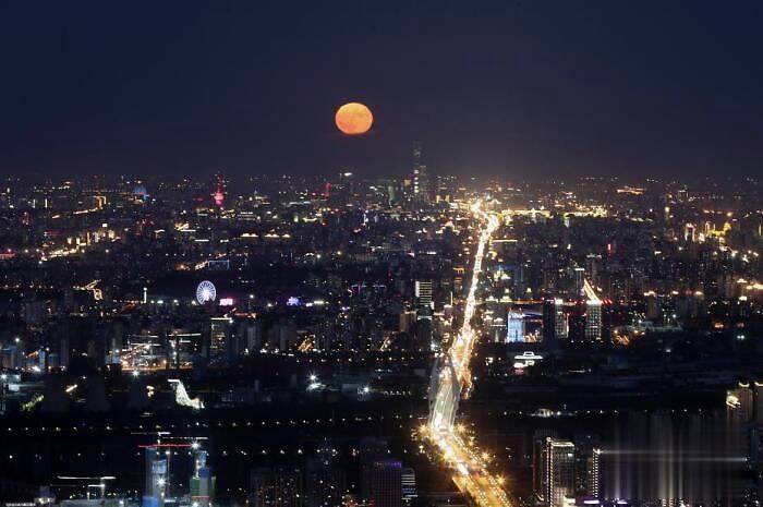 资料图：2020年10月2日，北京，一轮明月在夜晚逐渐升起。中新社记者 盛佳鹏 摄 