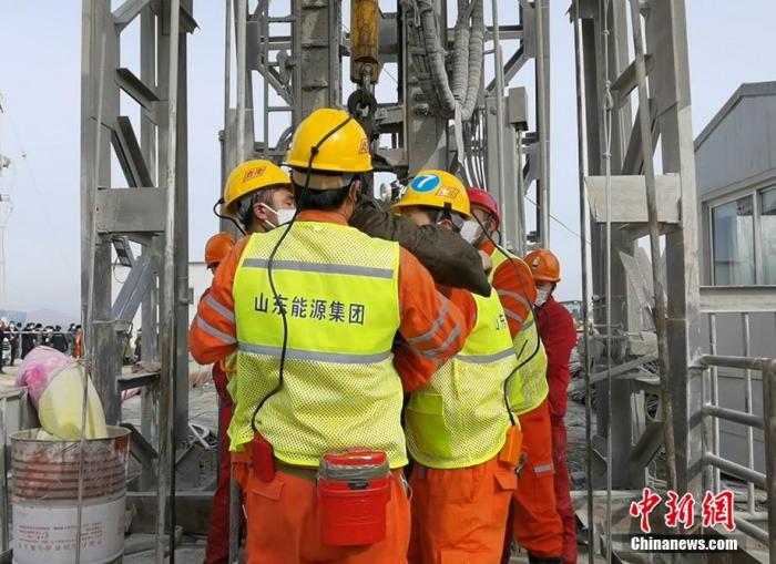 1月24日11：13分，一名矿工顺利升井，图为升井现场。栾钦程 摄