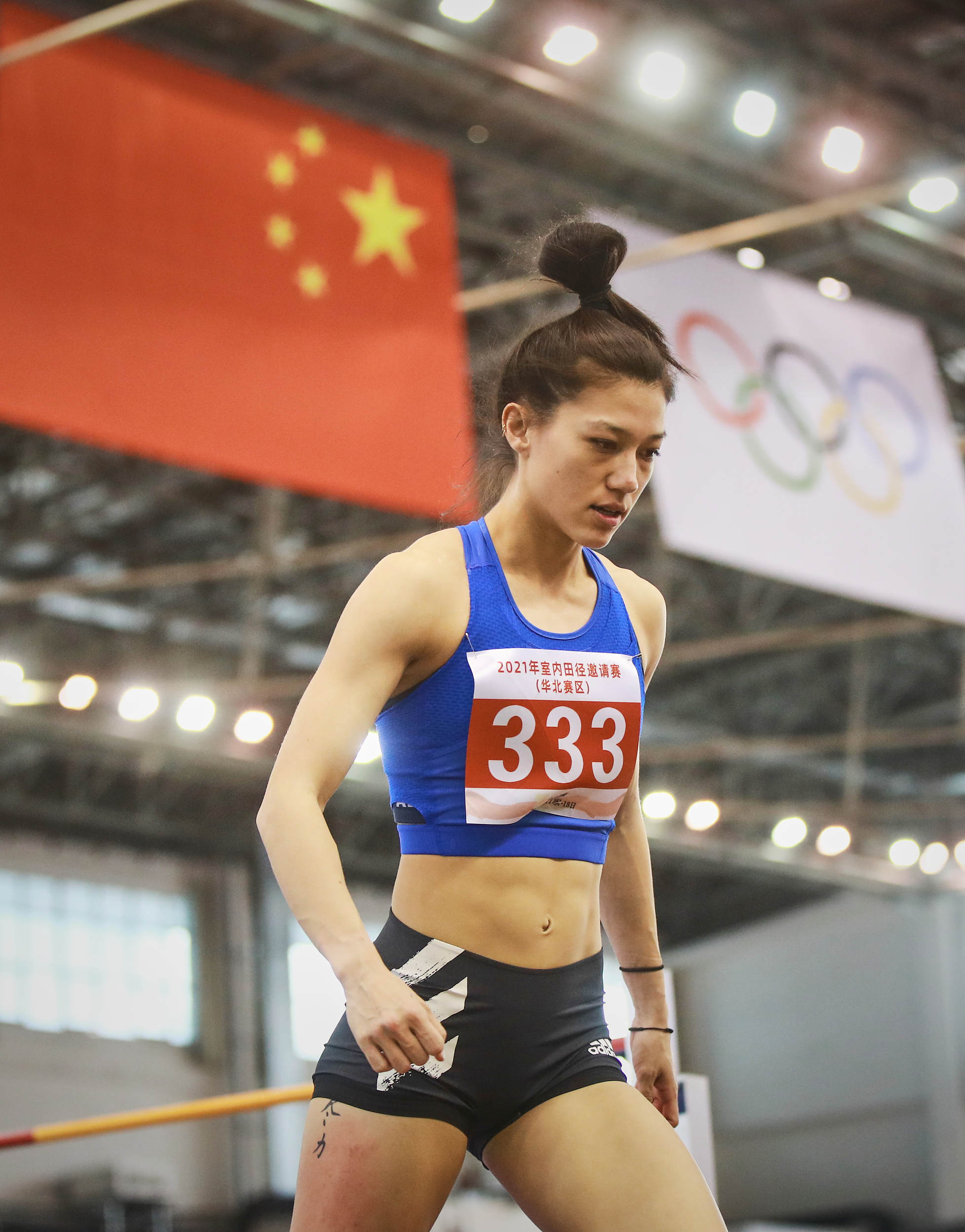 郑妮娜力是中国田径传奇郑凤荣的外孙女。