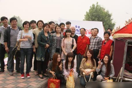 65岁孝女不顾家人反对，用板车拉着90岁母亲，徒步完成环游中国梦