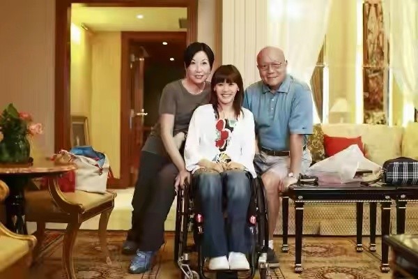 1998年，17岁的体操运动员桑兰，比赛时摔成瘫痪，如今她怎样了？