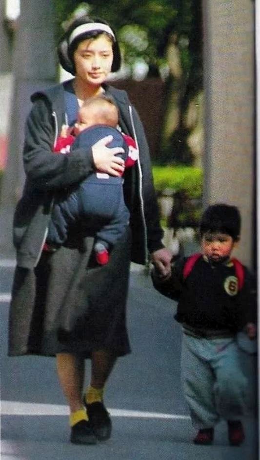 山口百惠：40年前的日本女神，巅峰时嫁人隐退，62岁的她怎么样了