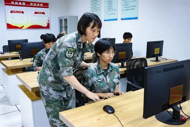 这名女兵，又飒又强！