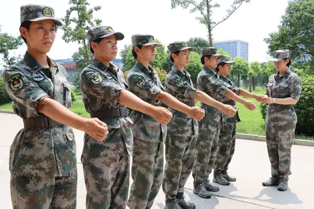 这名女兵，又飒又强！