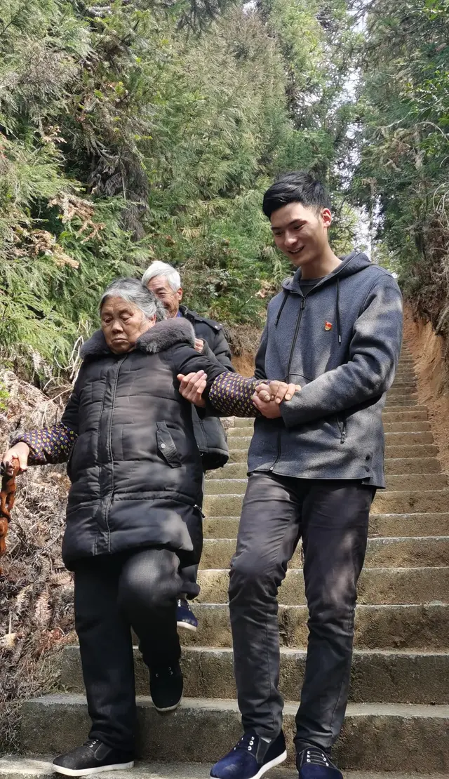 特种兵退役后干村官，依旧很特别！