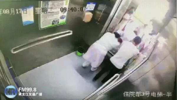 14分钟！她一直跪在那……