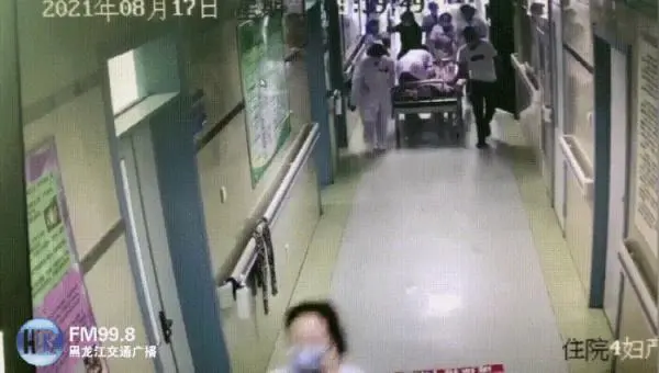 14分钟！她一直跪在那……