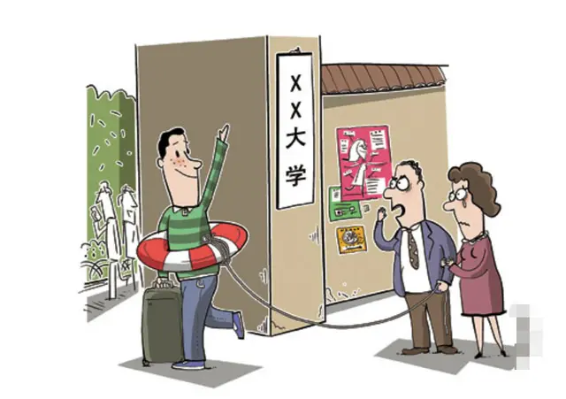 浙江大学6000大一新生报到，男生举动突然抱住妈妈，场面温馨