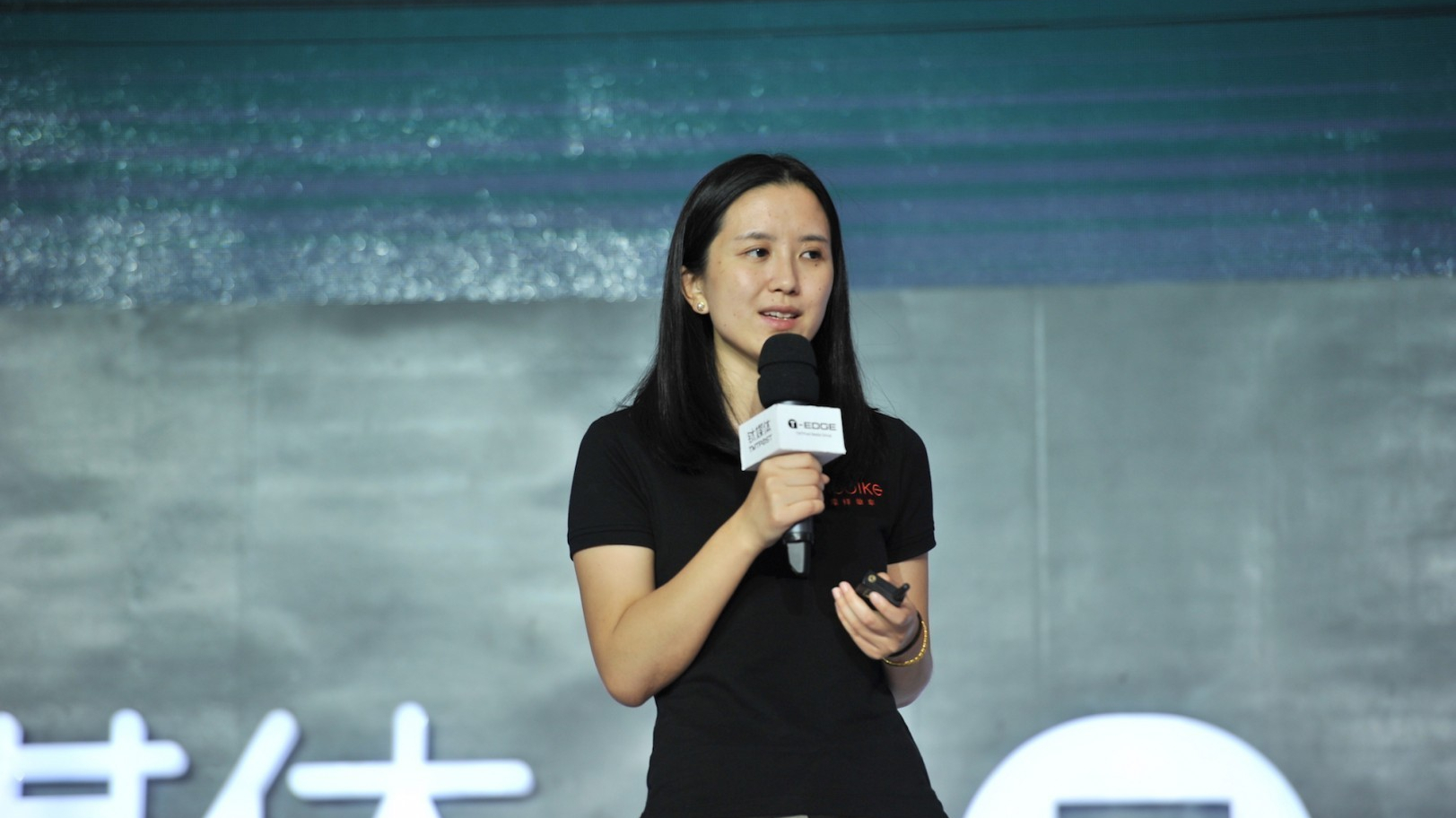 胡玮炜有多精明，把烂摊子留给美团，自己拿走15亿元退场