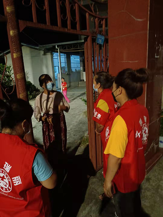 社区网格员入户宣传。