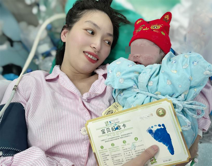 二胎宝宝“小七”在2022年元旦凌晨降生。上海市第一妇婴保健院 供图