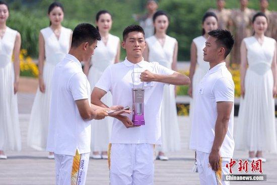 图为杭州亚运会火种在良渚古城遗址采集。杭州亚组委 供图