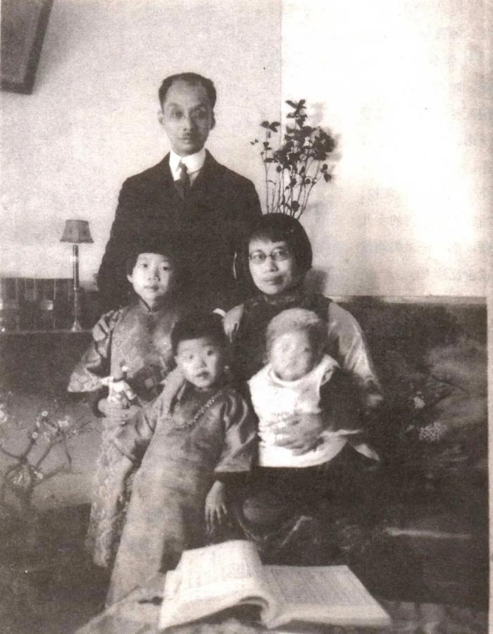 任鸿隽、陈衡哲与其子女合影，1929 年摄于北京寓所。图/《任鸿隽、陈衡哲家书》