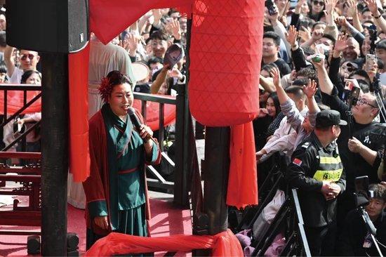  上图：2024年3月28日，河南开封万岁山武侠城的王婆因为现场为年轻人说媒而走红网络，相关话题 “有点急事去趟开封” 也冲上了热搜。
